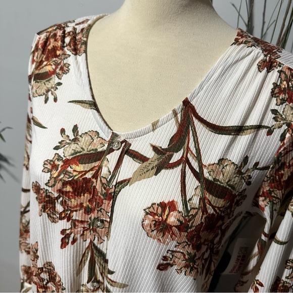 Floral V-Neck Button-Down Women's Top - Picture 3 of 3